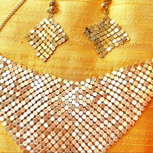 Mesh necklace with earrings.
